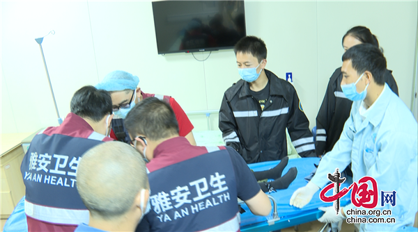 石棉医疗救援队争分夺秒开展地震伤员救治工作