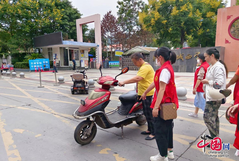 射洪市太和街道凉帽山社区专项治理校园周边环境