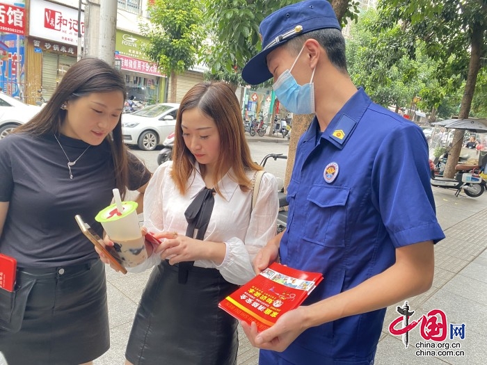 蓬溪消防走街串巷开展中秋节前消防安全宣传