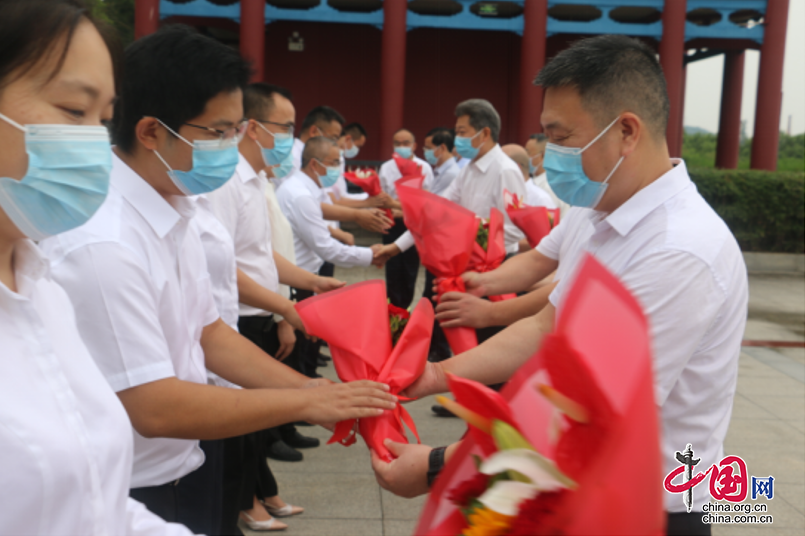 潘国华一行到南充龙门中学开展教师节慰问活动