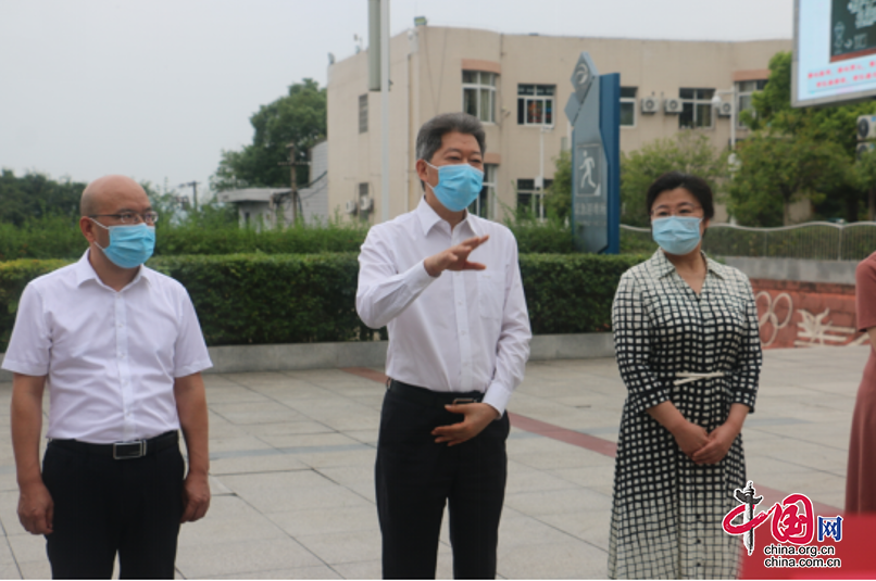 潘国华一行到南充龙门中学开展教师节慰问活动