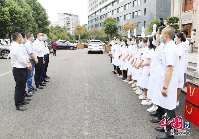 顺庆区委书记蒲鹏程一行到南充市中心医院慰问核酸检测医务人员