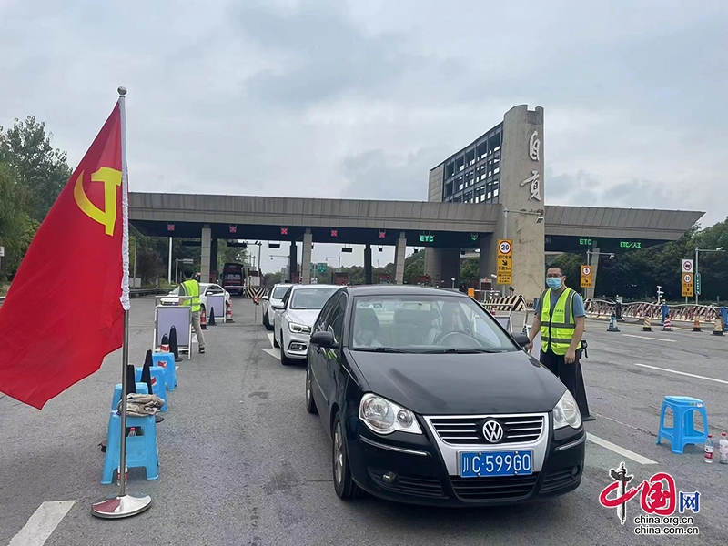 自贡市大安区“入川即检”查验点坚守疫情防控下畅通急危重症和重要物资“绿色通道”