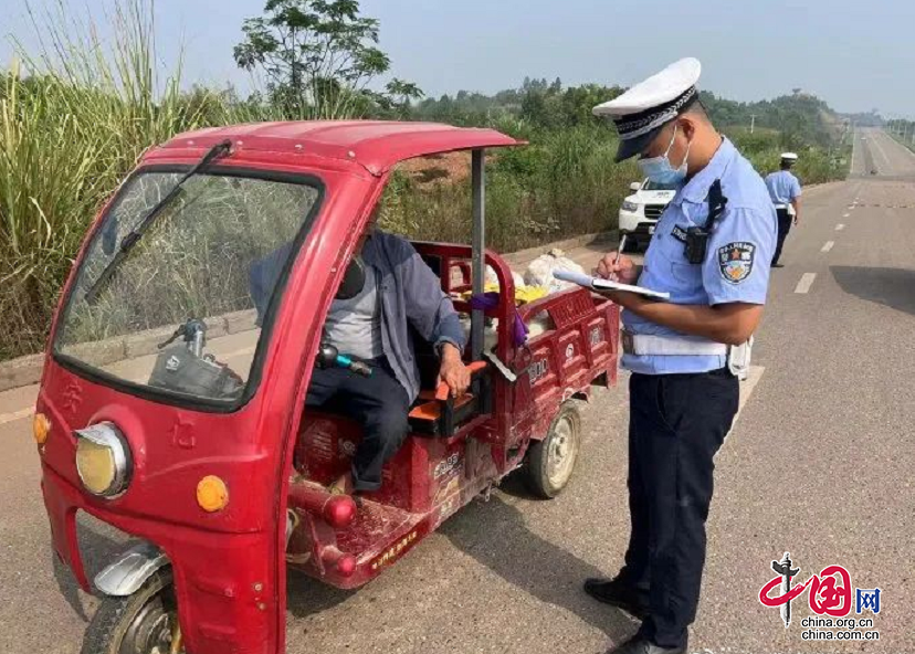 南充公安交警开展夏夜治安巡查宣防第三次集中统一行动