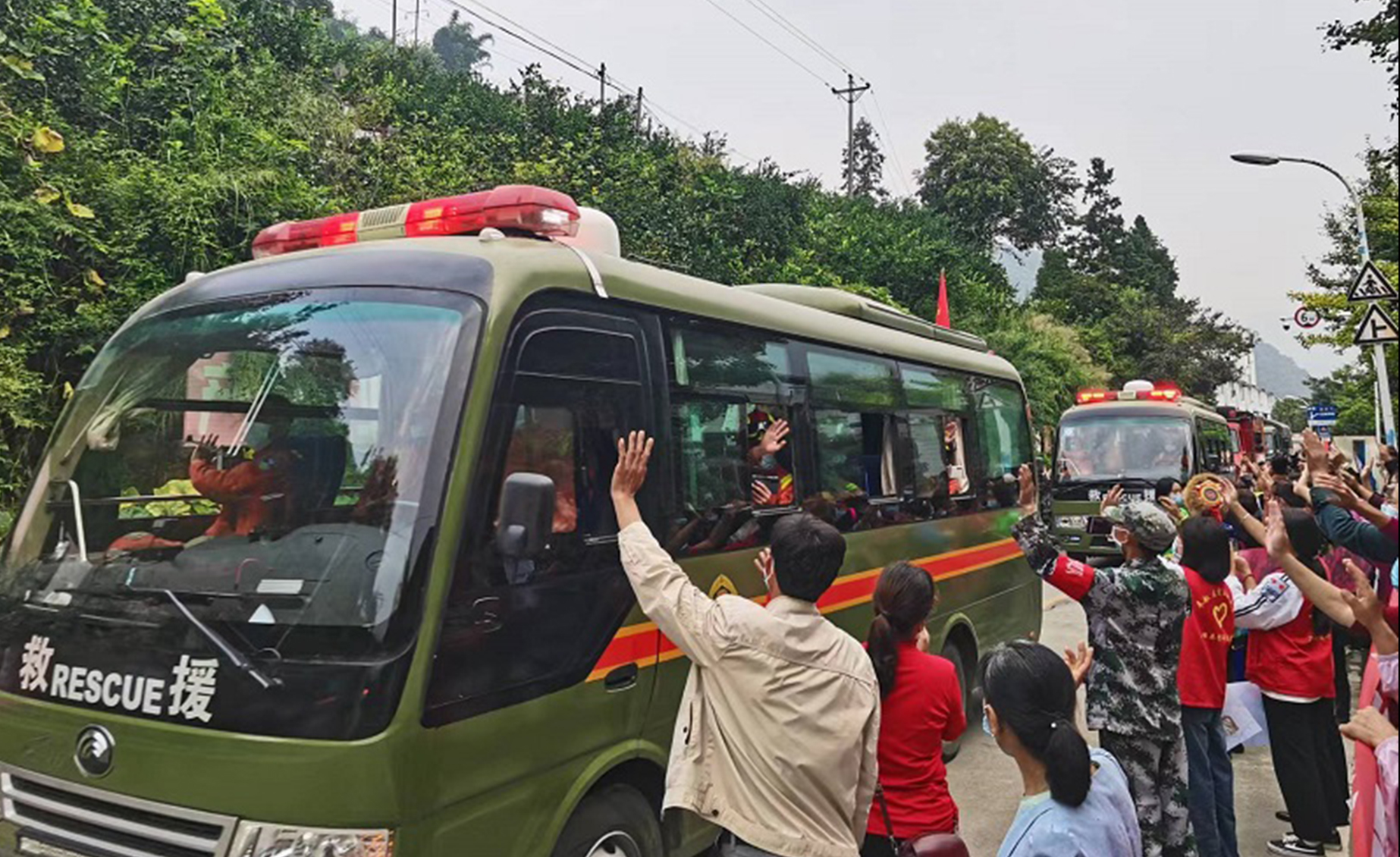 “十送红军”感人场景再现！泸定万人泪别救灾人员！