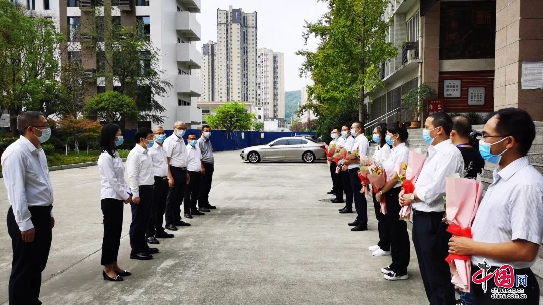 心系教育、情暖教师——嘉陵区委书记、区长张青松一行到南充市嘉陵一中开展慰问活动