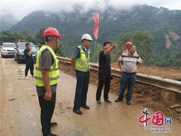 石棉：宋曉明帶隊到受災鄉鎮指導道路搶通保暢工作