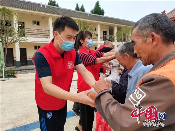 绵阳市迎新小学党员志愿者进社区 凝聚党心情暖敬老院