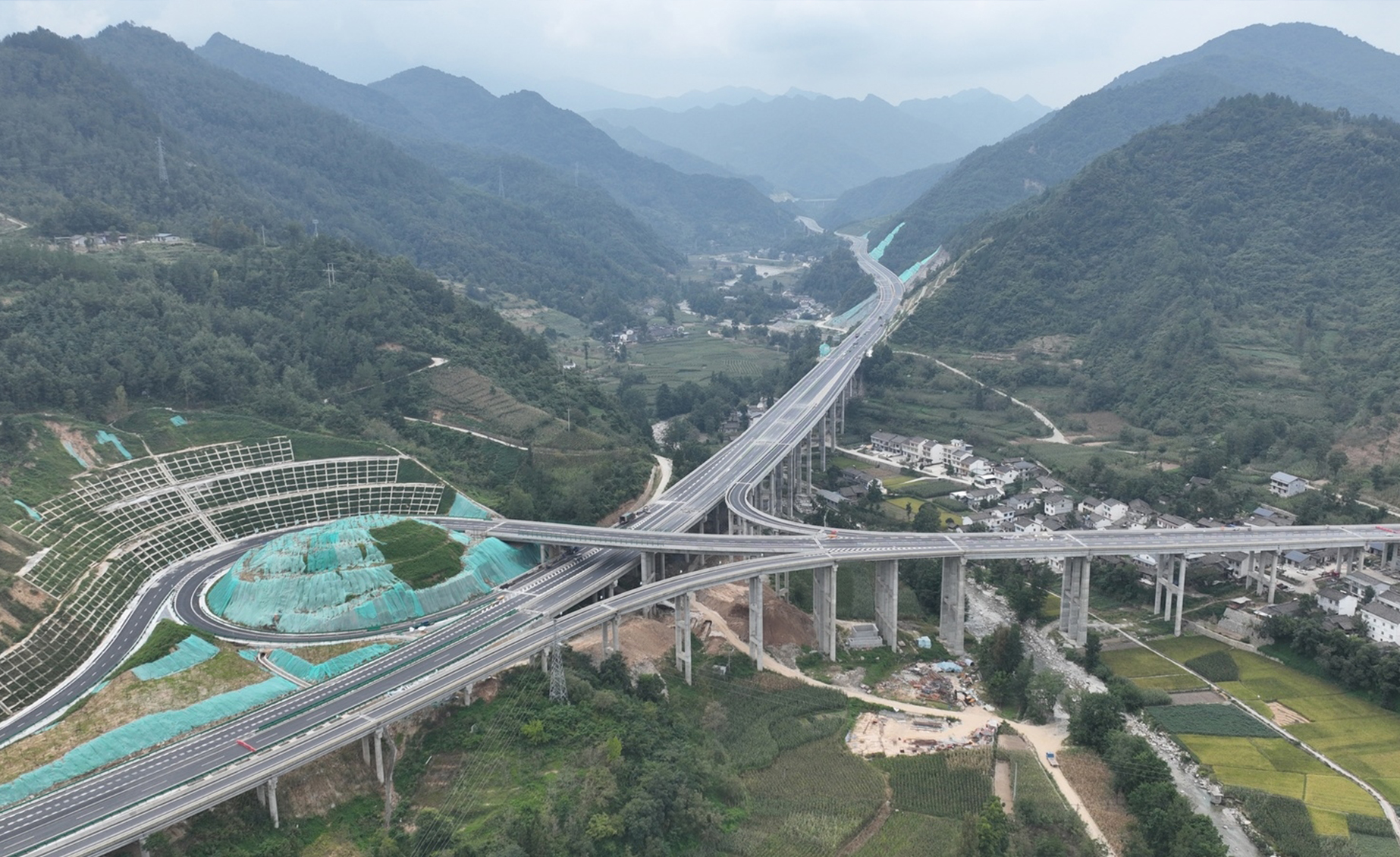 穿越崇山峻岭 广平高速即将通车