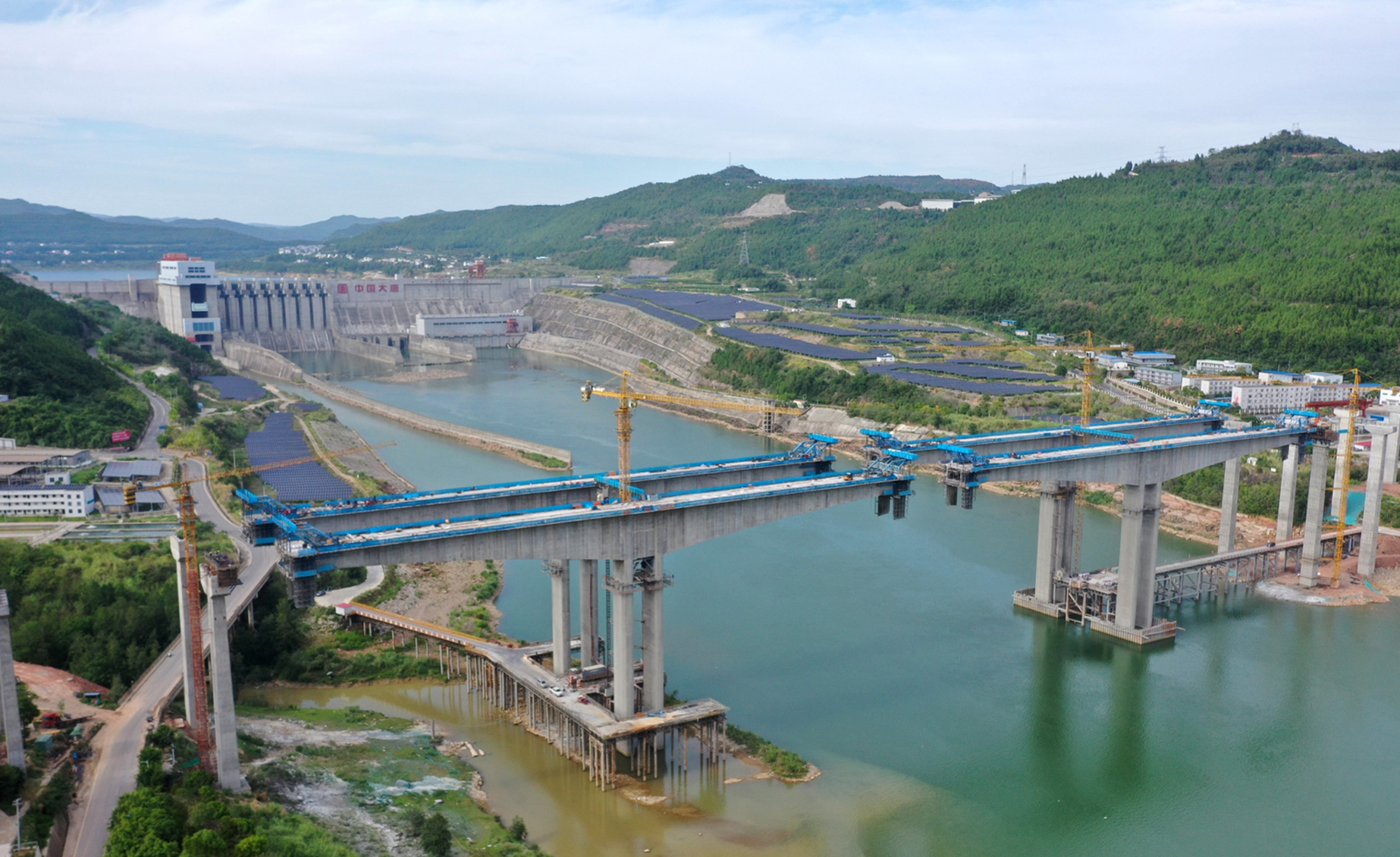 成绵苍巴高速路嘉陵江特大桥建设忙 预计年底全桥合龙 