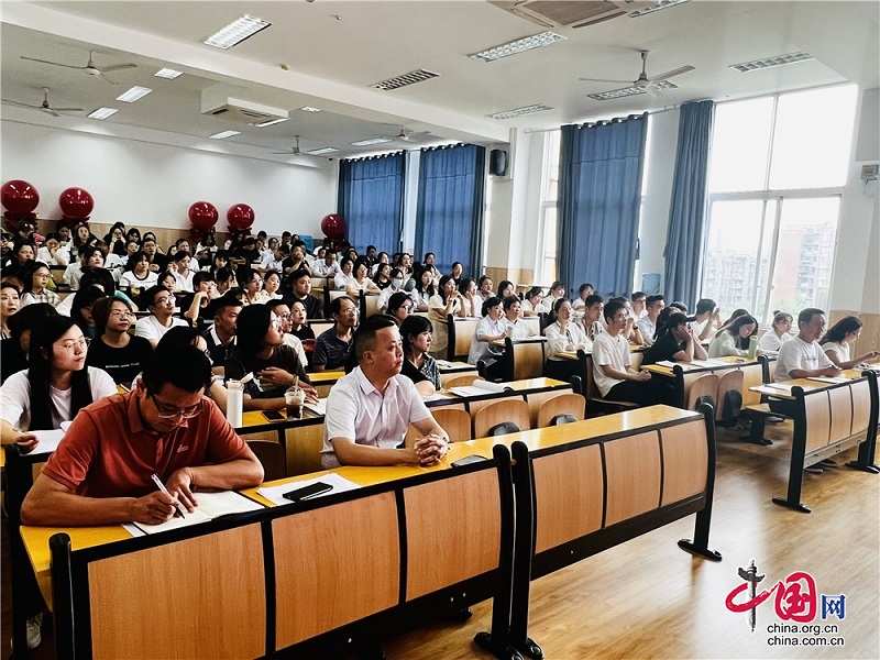 樂山外國語學校召開9月初中教師大會：雙減賦能五育並舉 依法執