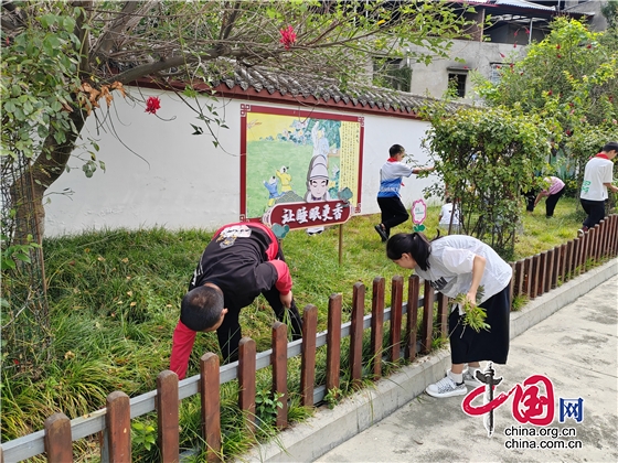 江油市青蓮小學開展“校園文明伴我行”陽光小天使活動