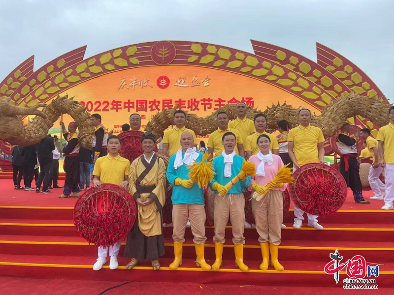 庆丰收 迎盛会——新津区退役军人战旗红志愿服务队助力农民丰收节 