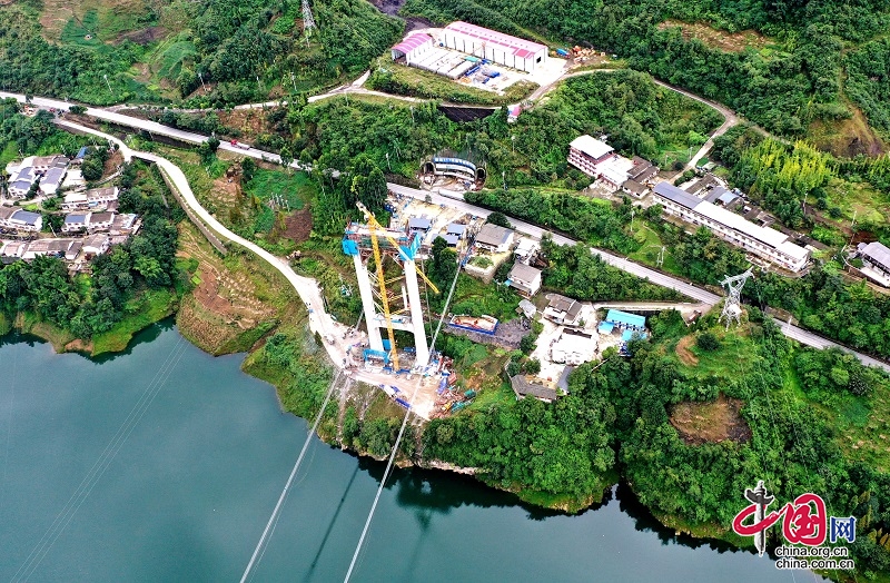 G317改建工程：紫坪铺特大桥2号墩索塔顺利封顶