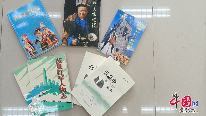 茂县史志中心捐赠地方志书 传承优秀文化