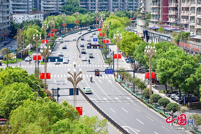 自贡市用满城“中国红”表达对祖国生日的满满祝福