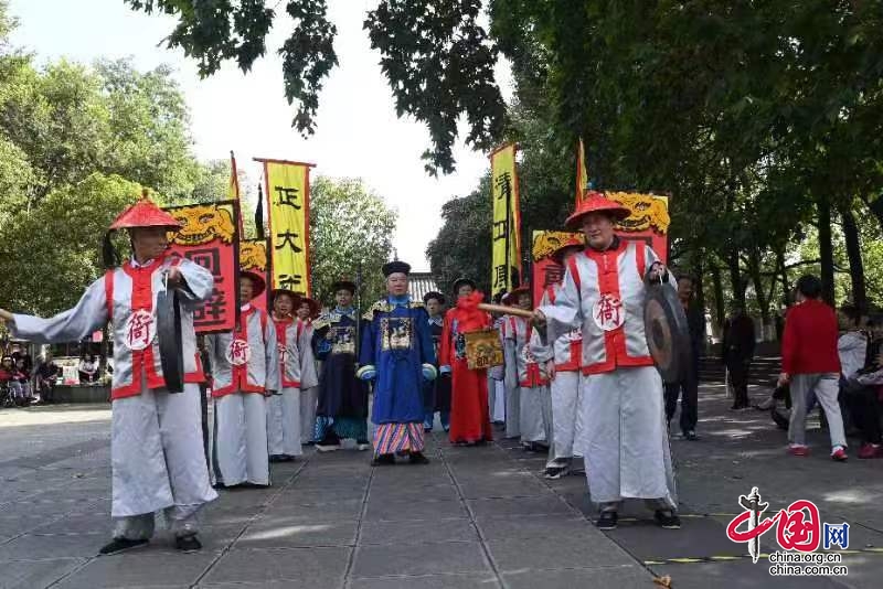 四川阆中：古城民俗节目贺国庆 演艺精彩纷呈乐市民