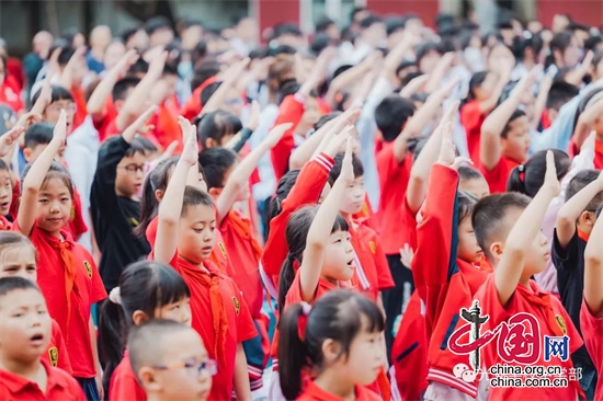 都江堰光亞學校舉行30週年校慶典禮