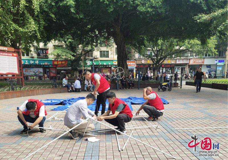 峨眉山市：為民辦實事，黨員搭建便民核酸檢測點