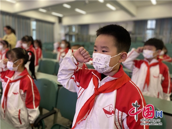 江油市勝利街小學舉行慶祝中國少年先鋒隊建隊73週年暨新隊員入隊儀式