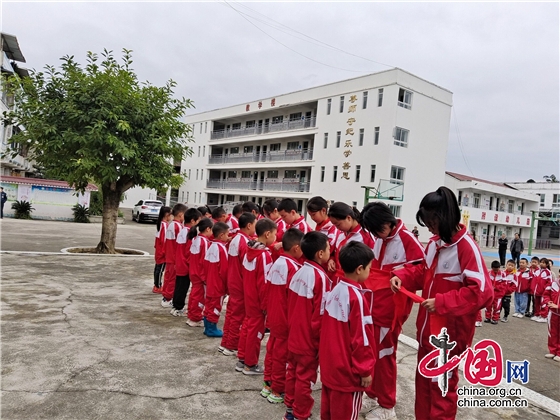 江油市永胜小学举行红领巾相约中国梦新队员入队仪式