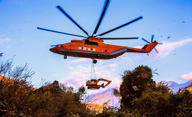 “奋进新时代”主题成就展｜直升机飞进阿布洛哈村