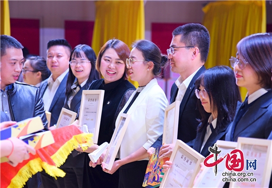 成都新川外国语学校举行表彰大会 200余位老师站上领奖台