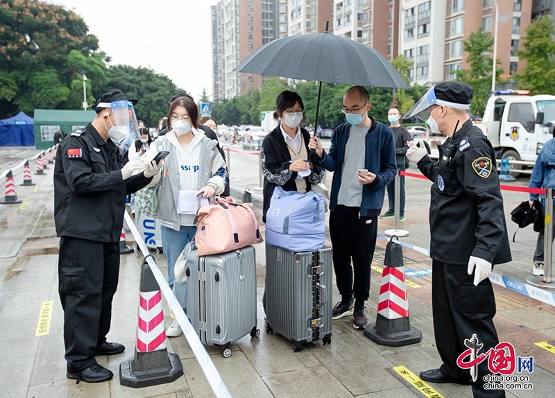 四川文化产业职业学院：金风送爽开学季 碧空艳阳耀学子