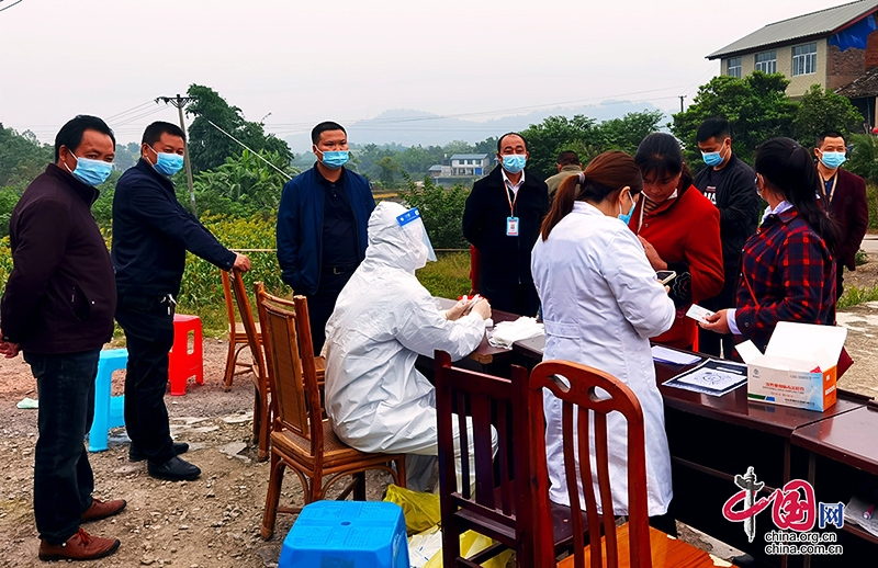 自贡荣县：全员核酸检测有序开展 筑牢疫情防控坚固防护网