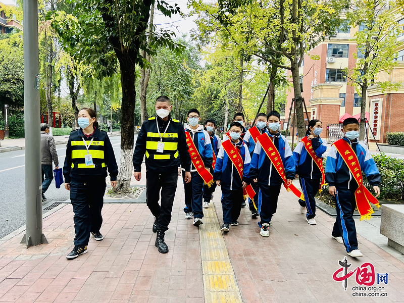 双庆中学“啄木鸟” 助力成都全国文明典范城市创建