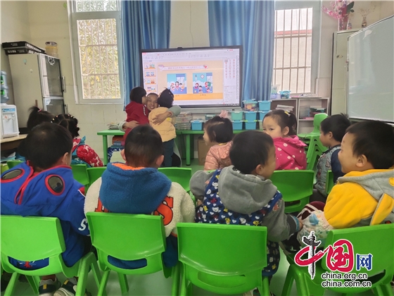 綿陽市厚壩鎮小學附設幼兒園開展“感恩有你 與愛同行”主題教育活動