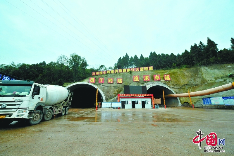 上足機械和人力 衝刺年度目標任務|南充市重點城建項目快馬加鞭搶工期