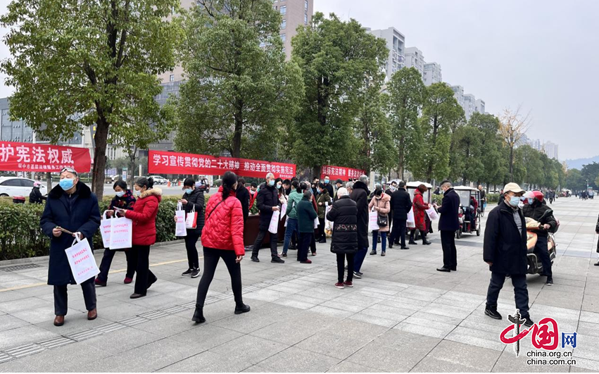 堅定憲法自信 弘揚憲法精神|閬中市司法局開展“憲法宣傳周”集中宣傳活動