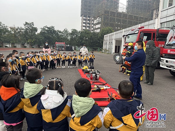 泸州蓝田幼儿园：“童”行消防队 致敬火焰蓝