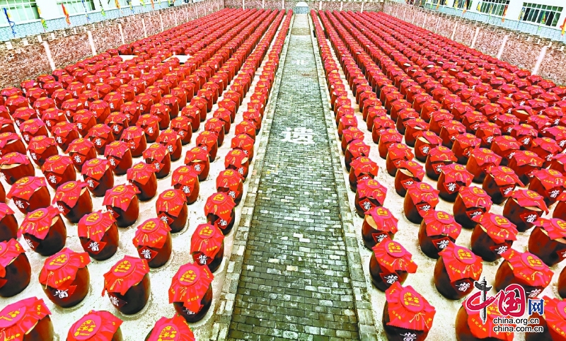 工人加班加点生产线满产达产 西充县工业企业全力冲刺全年目标任务