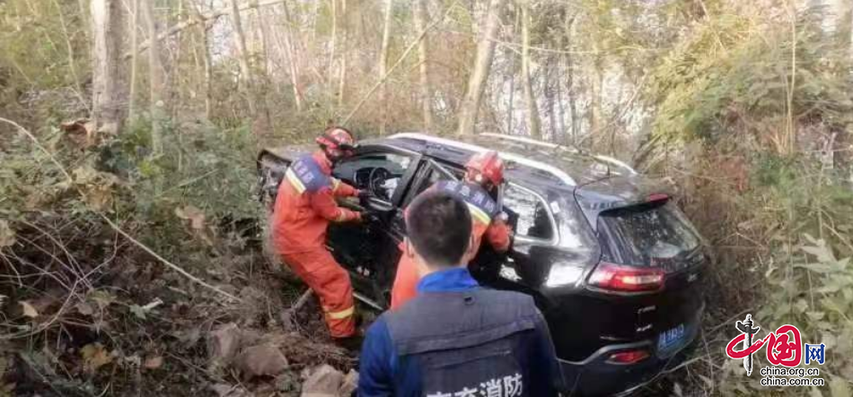 阆中男子驾车坠崖20米 民警利用微信共享位置搜寻 成功获救