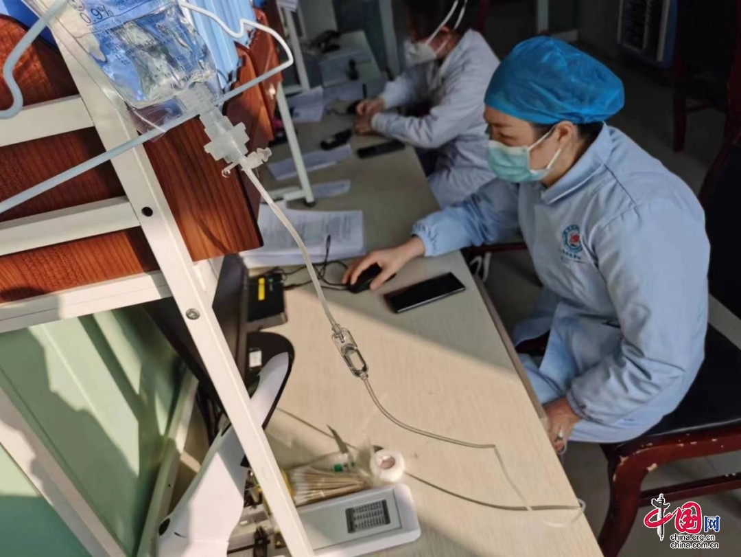 达川区人民医院最“拼”的护士长：左手输液右手工作