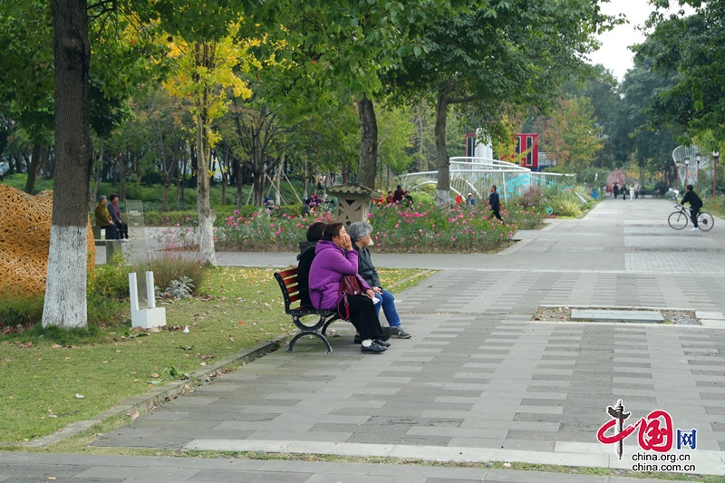 孝感街道汾河路社区为公园新装座椅  市民游园更舒心