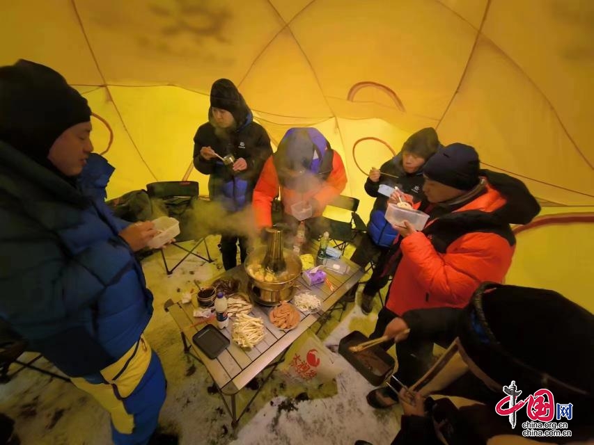 四川松潘：雪宝顶攀登活动开启 川藏队队员前期探路