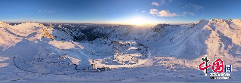 4860迎新年第一缕阳光、神山祈福、攀冰英雄会……达古冰川第十三届冰雪旅游季盛大开幕