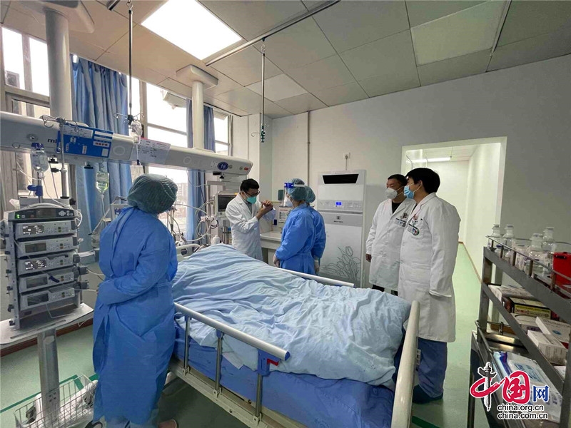 华西医院王波博士到绵竹指导新冠重症患者救治