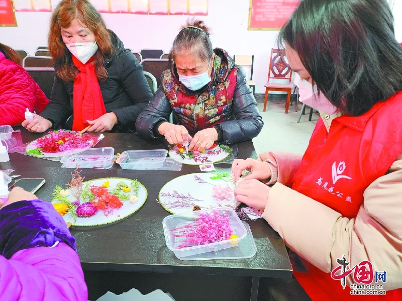 四川嘉陵：巧手制團扇 豐富居民文化生活