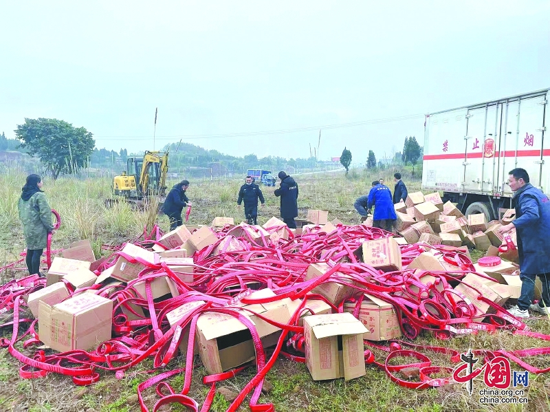 嘉陵區集中銷毀1200余件非法煙花爆竹