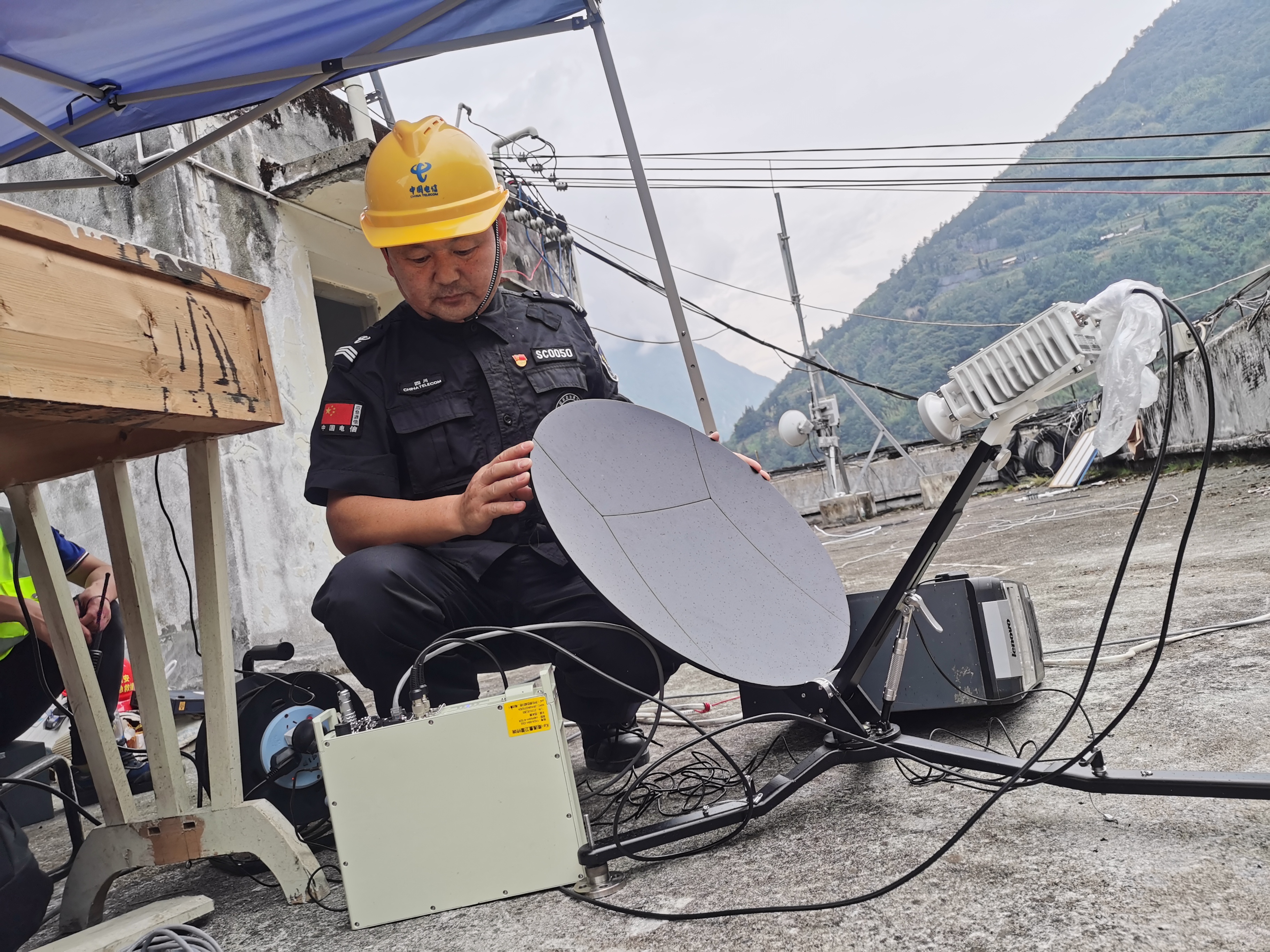 1号作品：分秒必争 使命必达--中国电信抢险队员在泸定灾区保障通