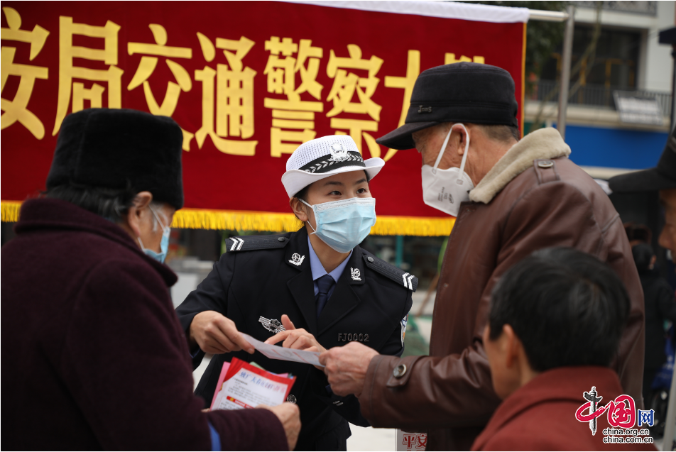 營山交警走進廣場 掀起交通安全宣傳熱潮