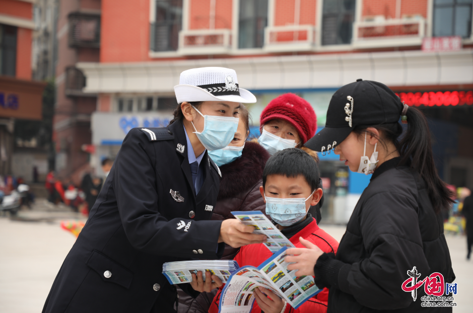 營山交警走進廣場 掀起交通安全宣傳熱潮