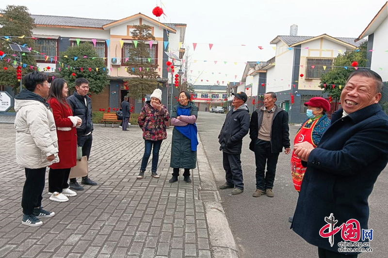 成都崇州退役军人战旗红志愿服务暖人心-社区居民邀约共团圆