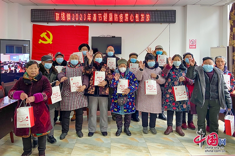 自贡市沿滩区组织发放“防疫暖心包”