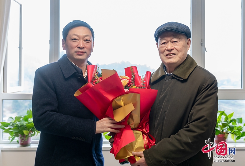自贡市富顺县委书记杨斌看望慰问退休老干部