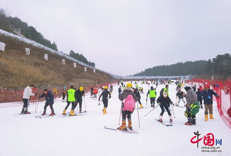 廣元朝天區：大年初一 曾家山滑雪場接待遊客1.1萬餘人
